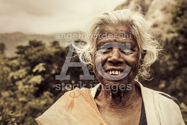 Ederly woman with wrinkles smiling. Sari indian dress. White hai - Angelo Cordeschi